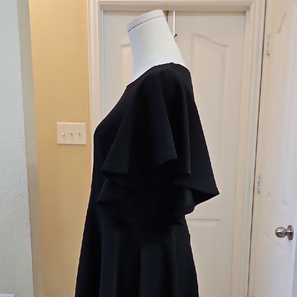 Elegant Black Midi Dress - Picture 5 of 10
